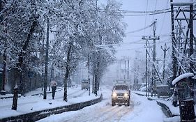 La Riqueza Dhanolti View # Mountain View Rooms # Parking # Lift # Near To Eco Park & Surkanda Devi Temple